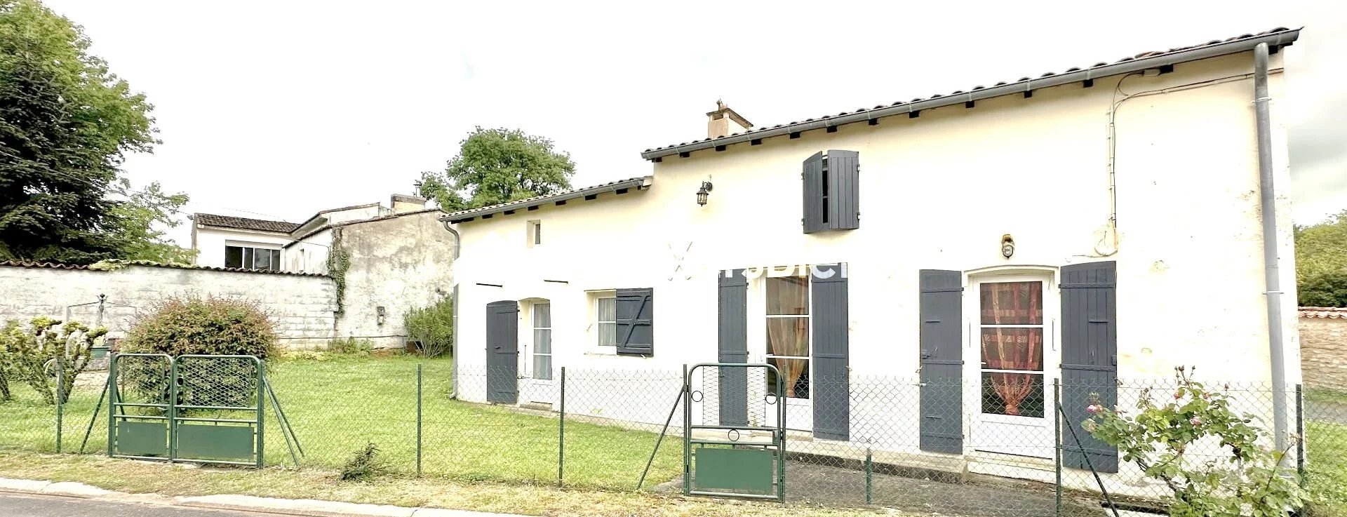 maison en pierres au calme dans un hameau