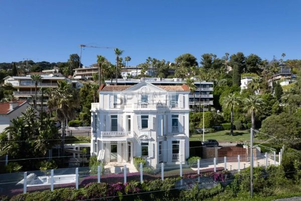 EXCEPTIONAL WATERFRONT VILLA – NEAR PALM BEACH, CANNES — photo 2