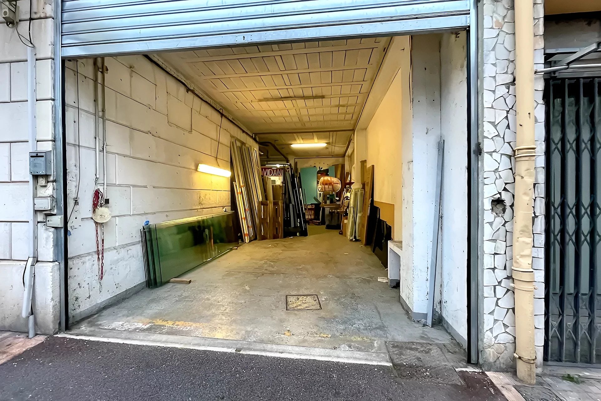 Large commercial premises in Menton center.