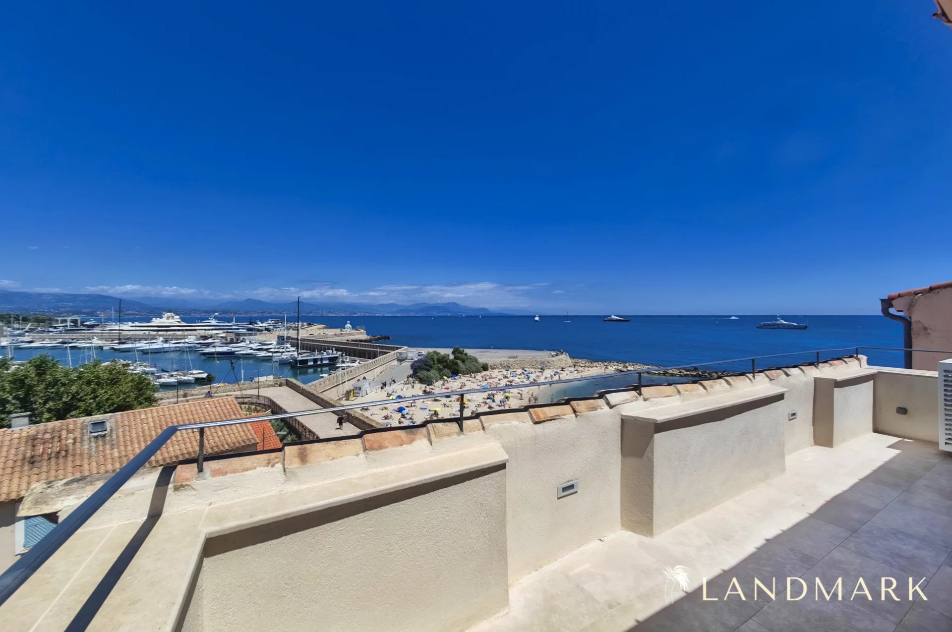 PENTHOUSE WITH TERRACE, PANORAMIC VIEW OF SEA, MOUNTAINS AND PORT