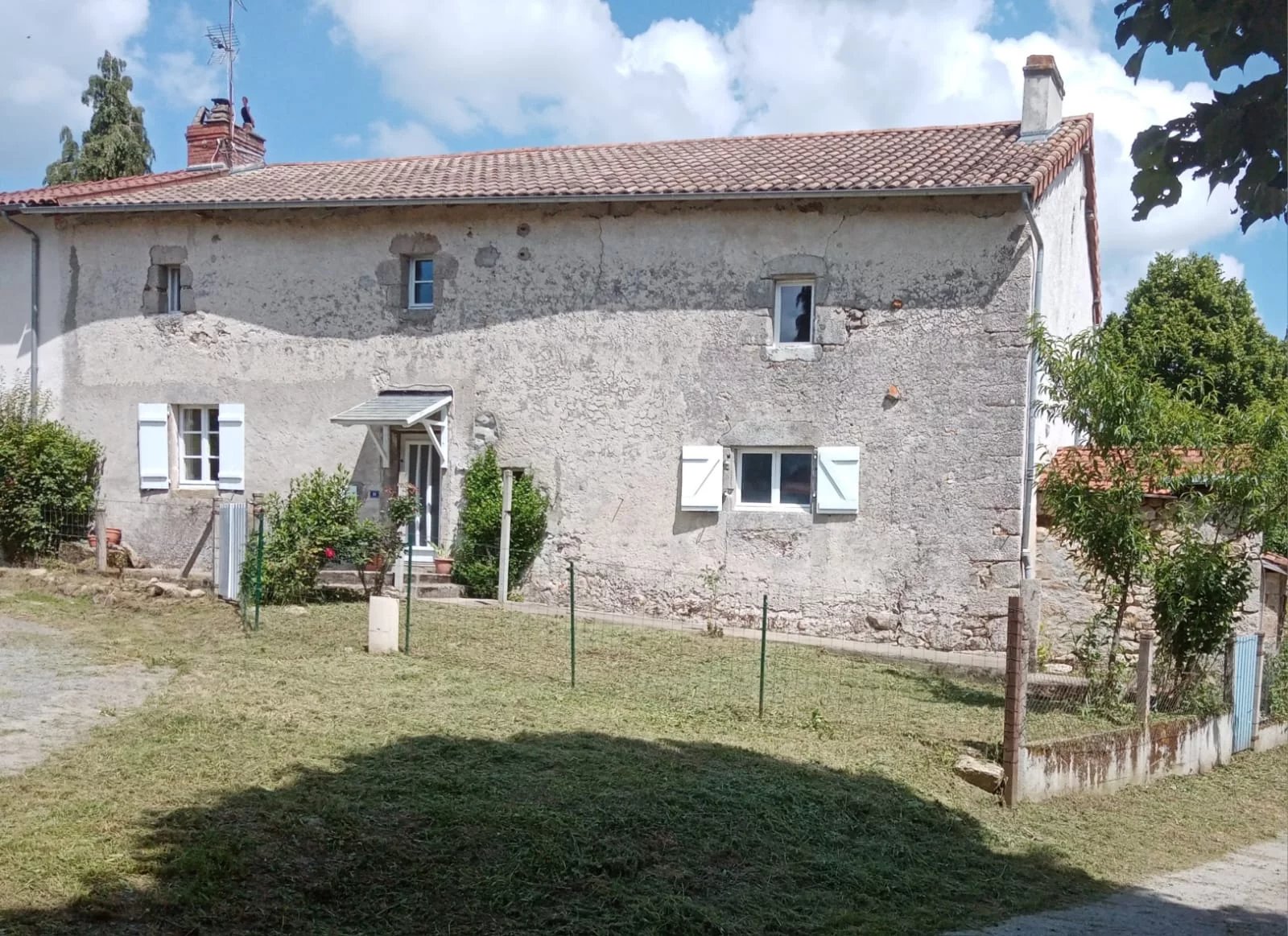 Jolie maison de campagne avec cour et dépendances