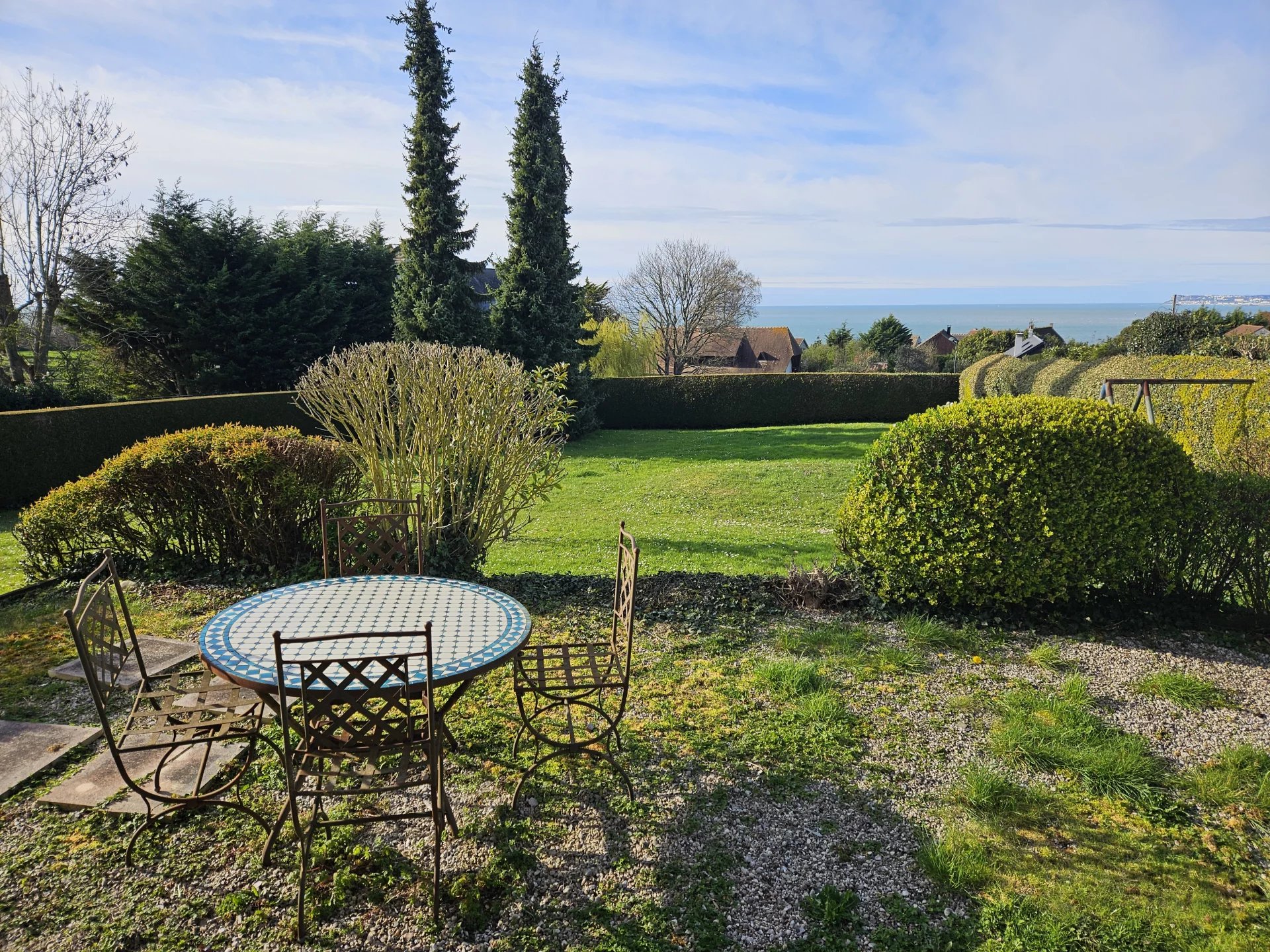 MAISON AVEC JARDIN ET GARAGE - TRES BELLE VUE MER