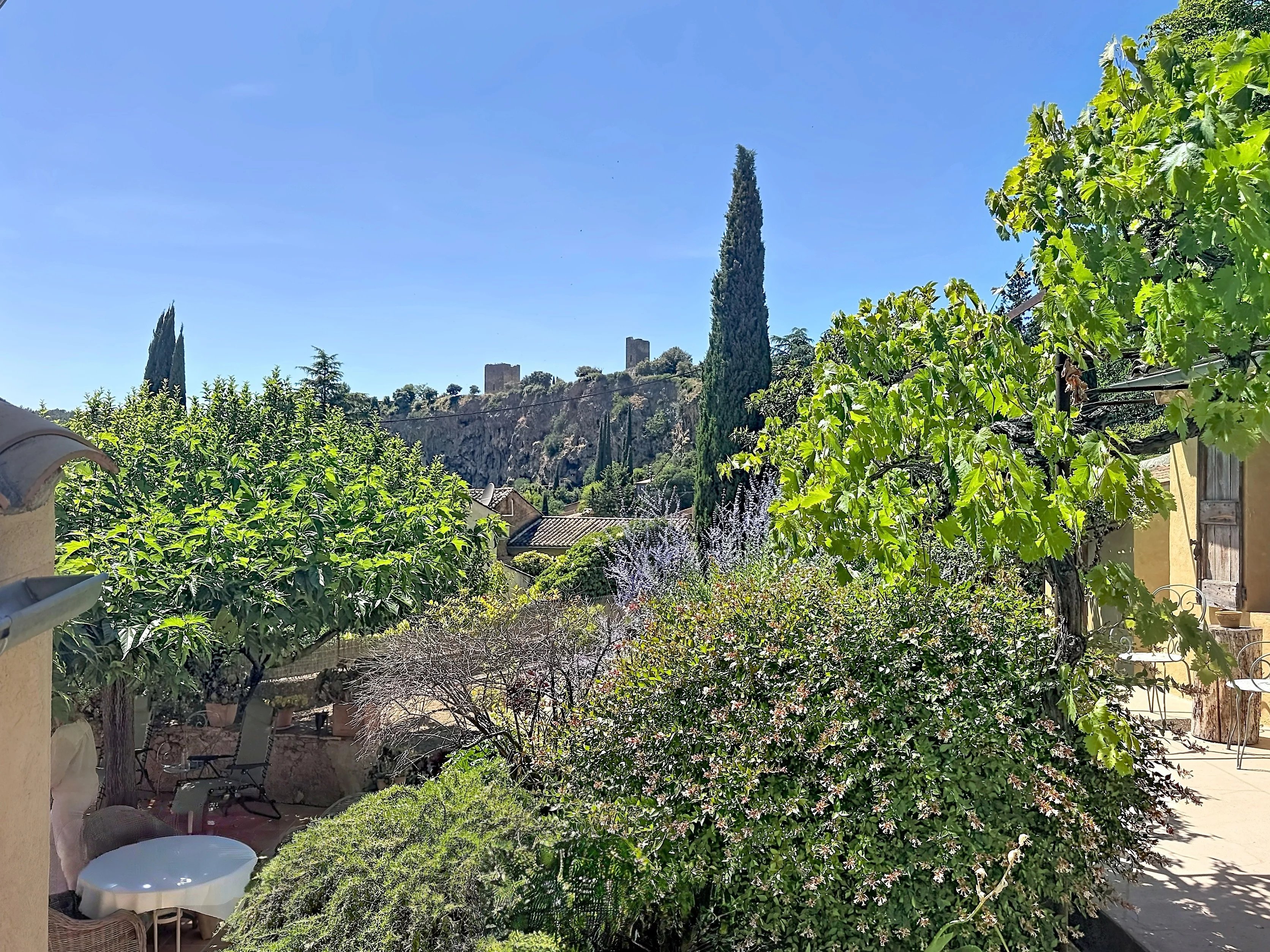 EXCLUSIVITY – Character property with gîte in Cotignac
