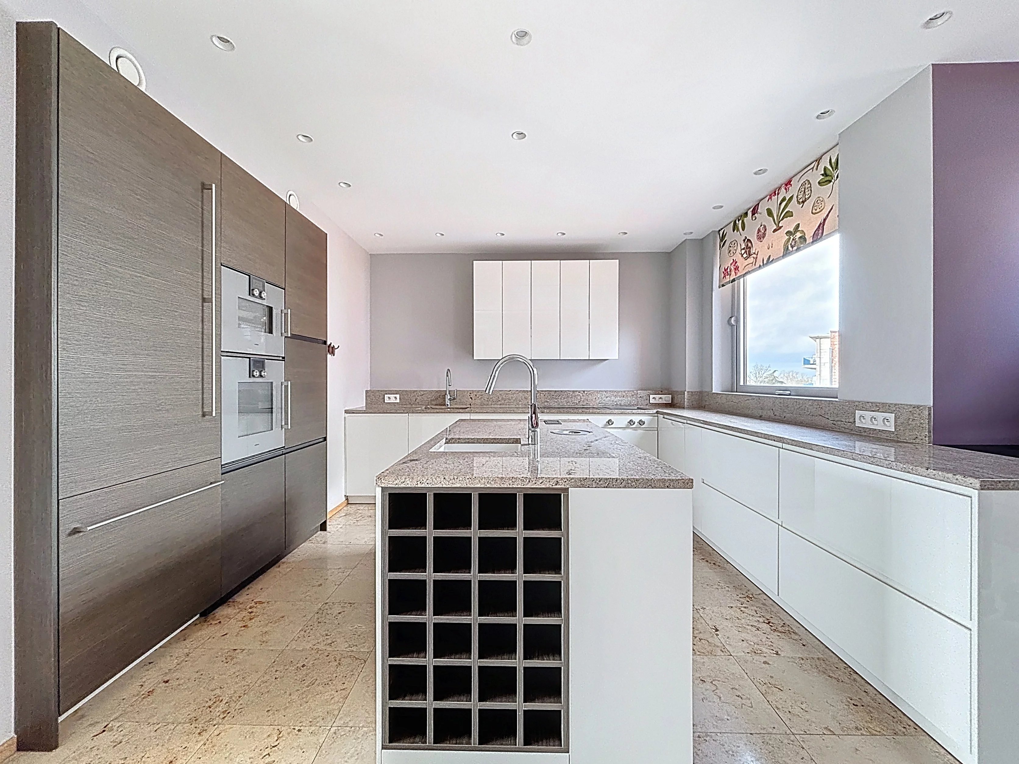 Renovated 4-bedroom penthouse 235 m2 + garage