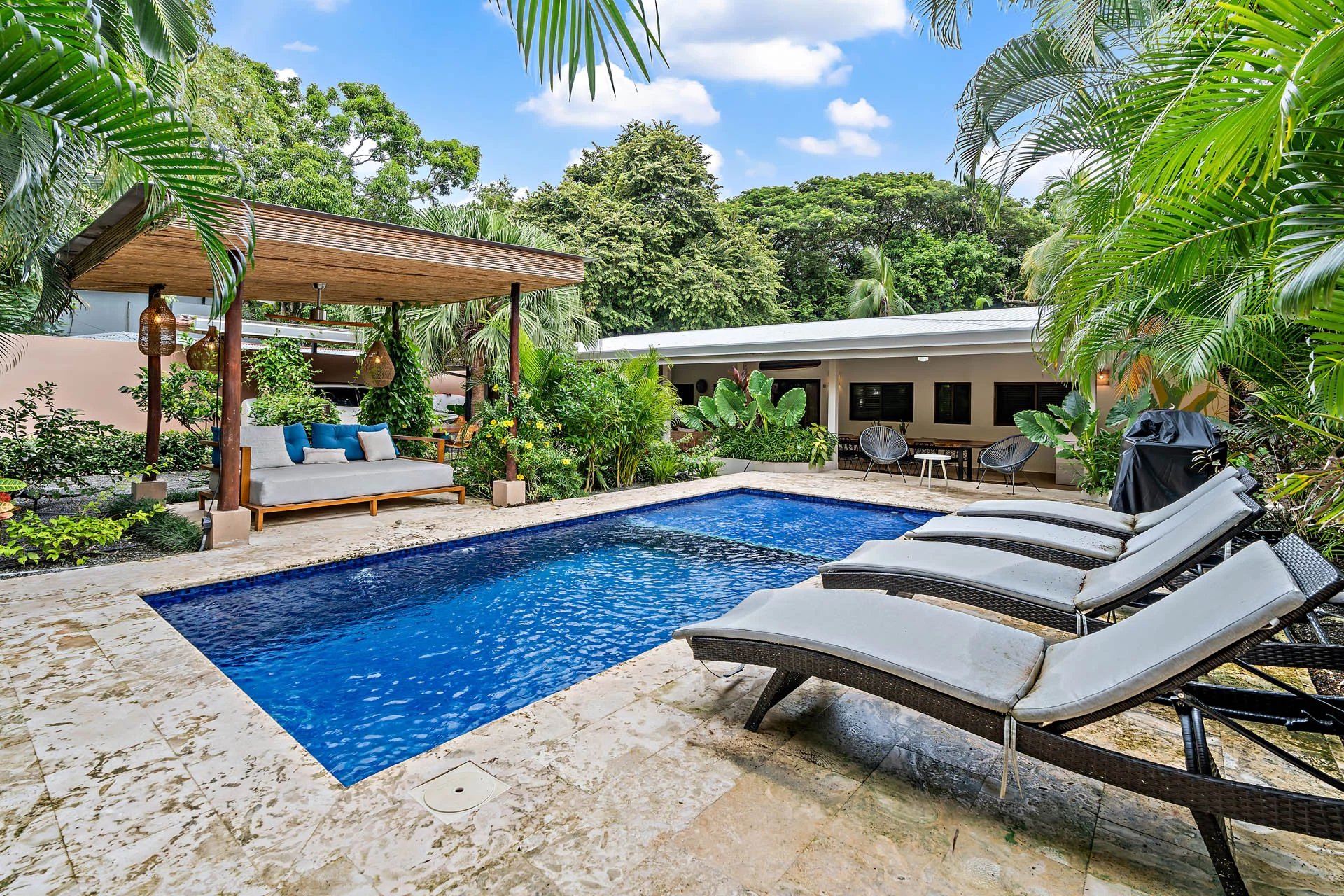 Villa à 300 mètres de la plage avec appartement indépendant, piscine et espaces communs à Guanacaste.