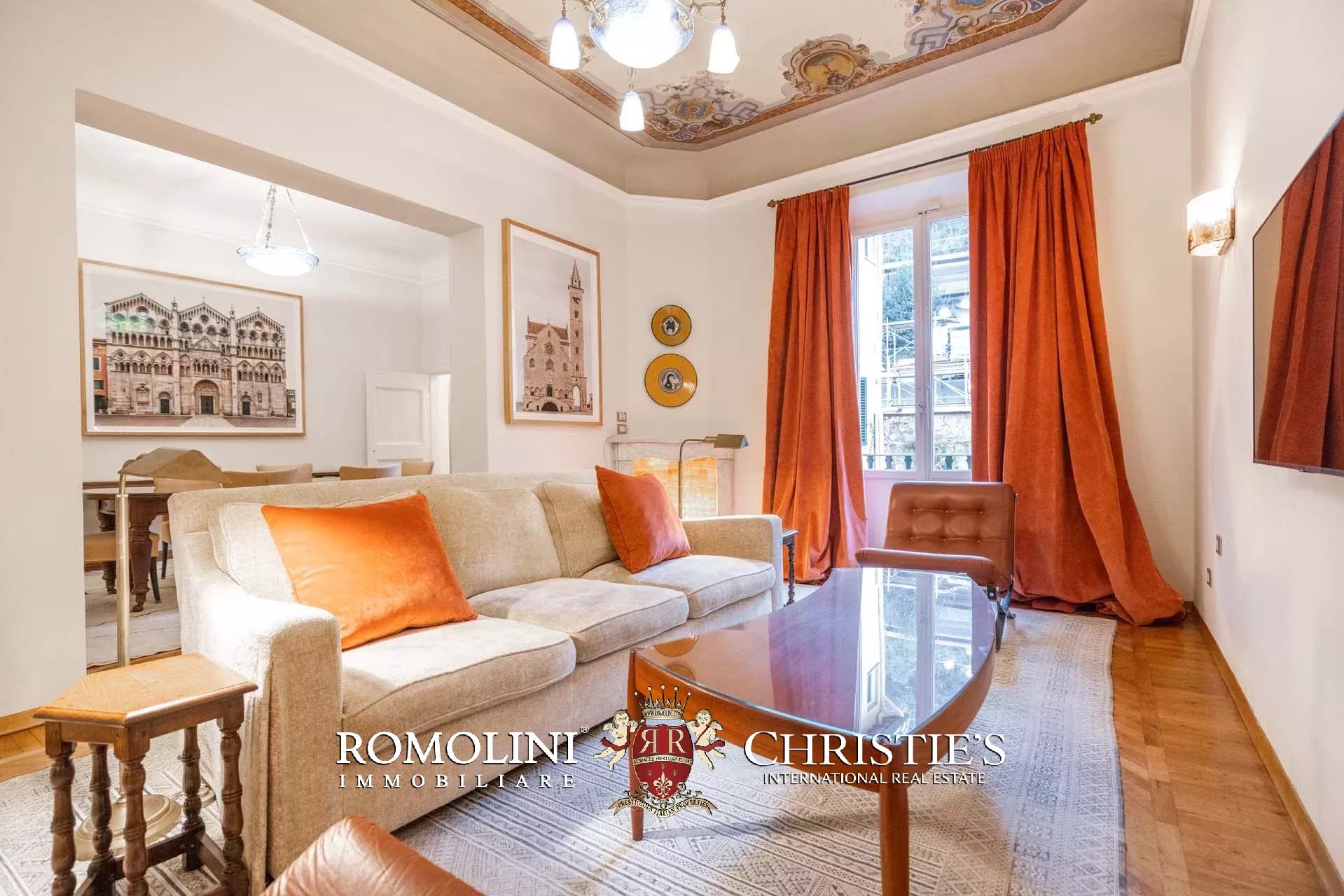 PRACHTVOLLER RESTAURIERTER PALAZZO MIT BLICK AUF DAS HISTORISCHE ZENTRUM VON FLORENZ ZU VERKAUFEN