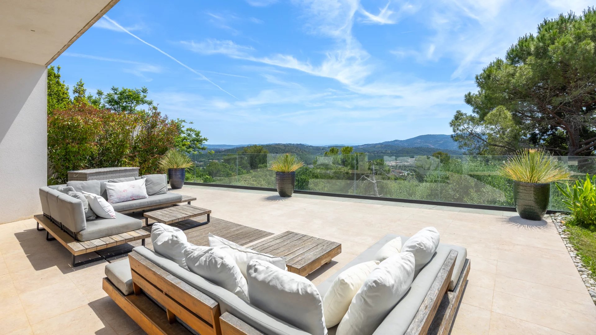 Contemporary villa with panoramic sea views