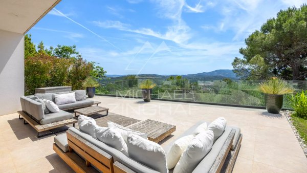Contemporary villa with panoramic sea views — photo 2