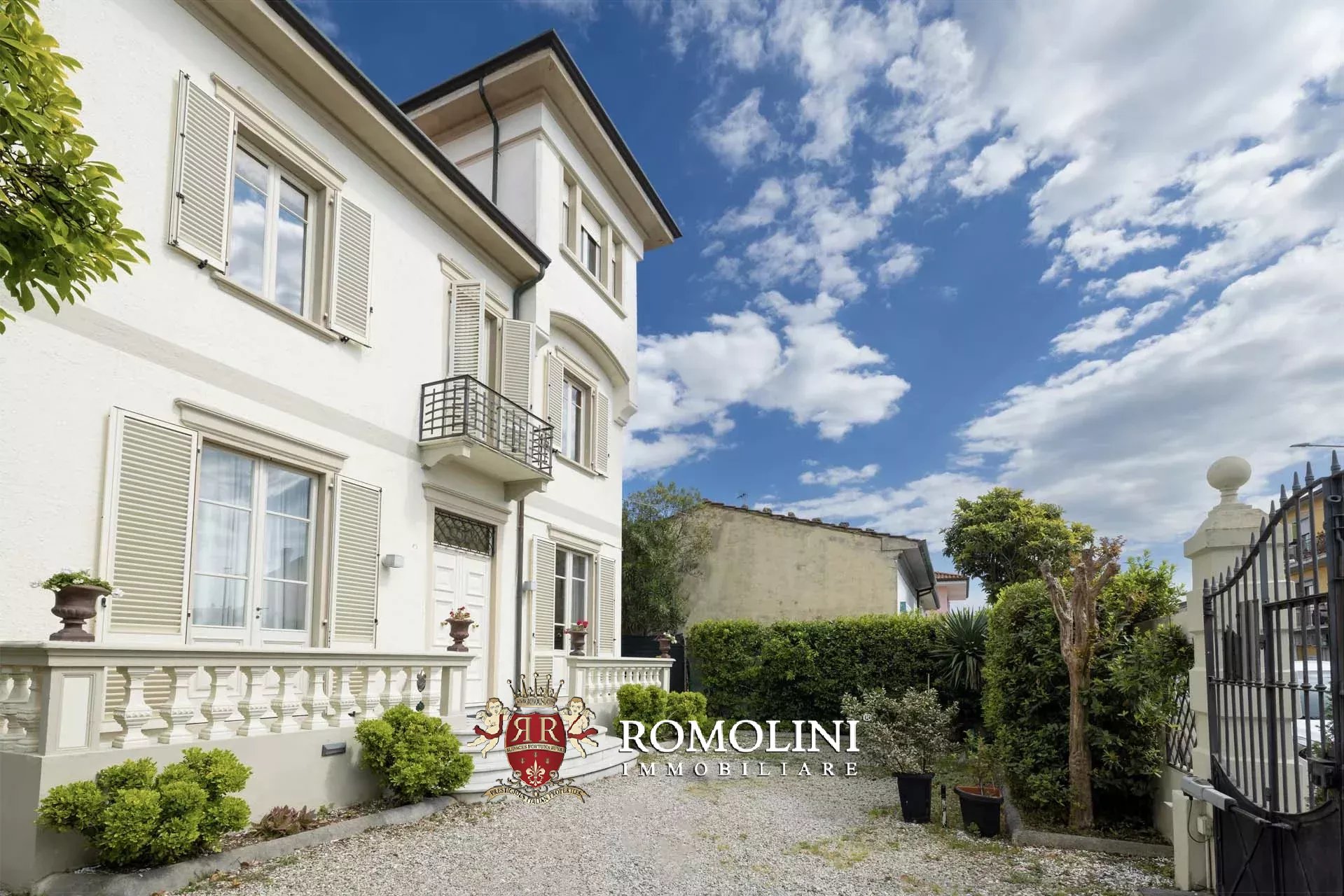 6 Bedroom Villa/Townhouse's Image 3