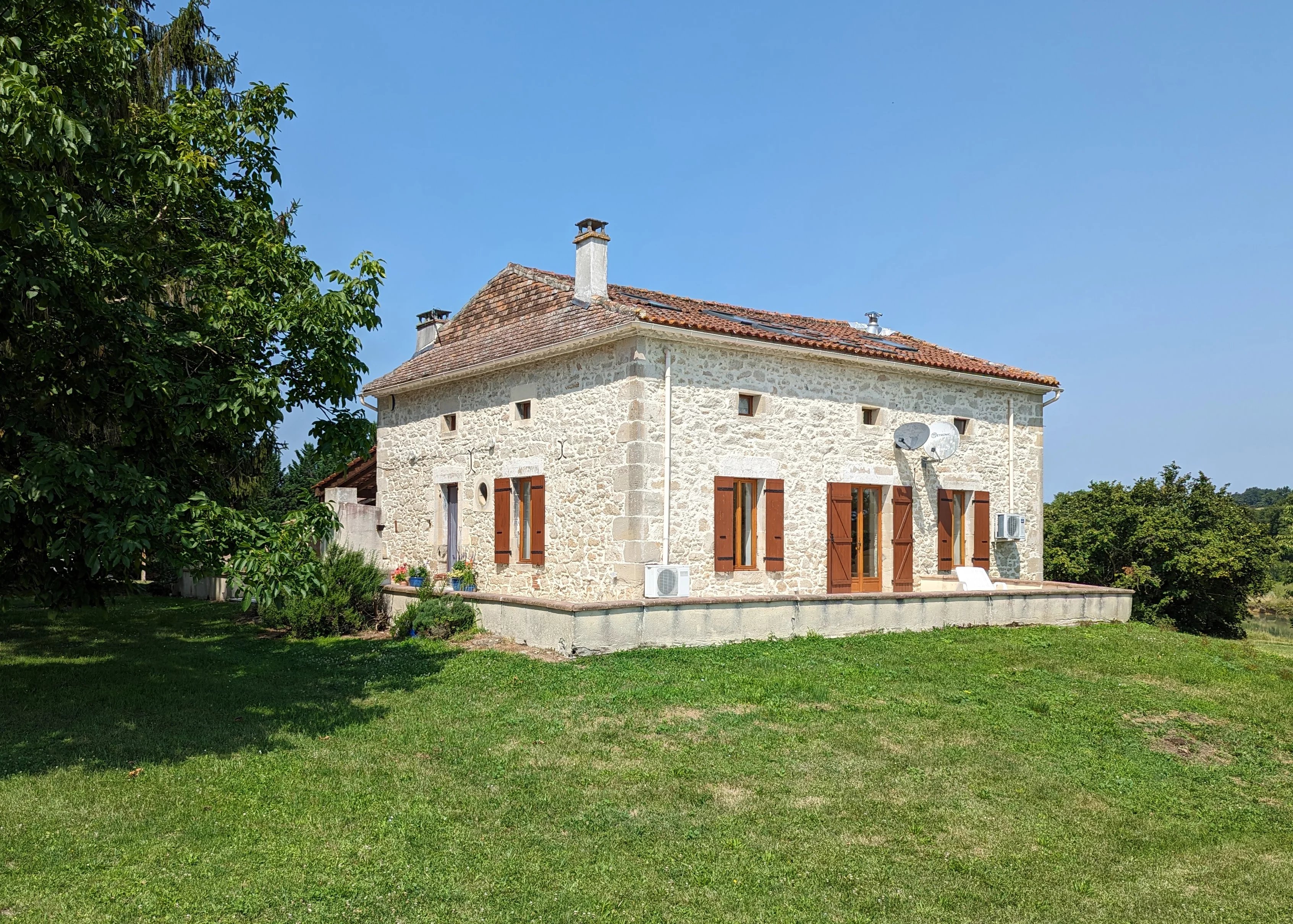 Maison familiale en pierre avec maison d'amis séparée et deux granges