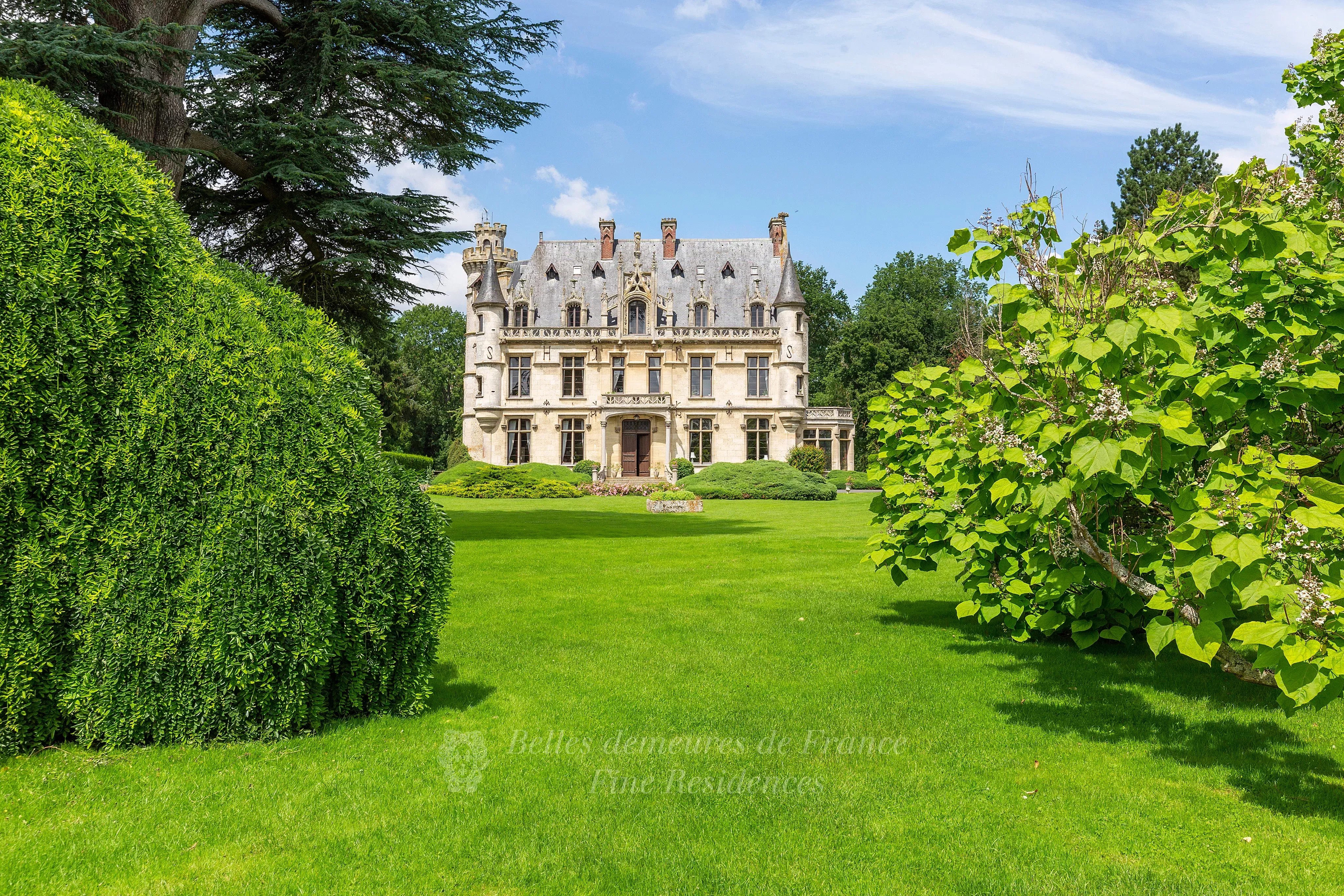 Giverny – A remarkable 19th century Neo Gothic chateau in 27 hectares. With annexes, a swimming pool and a tennis court