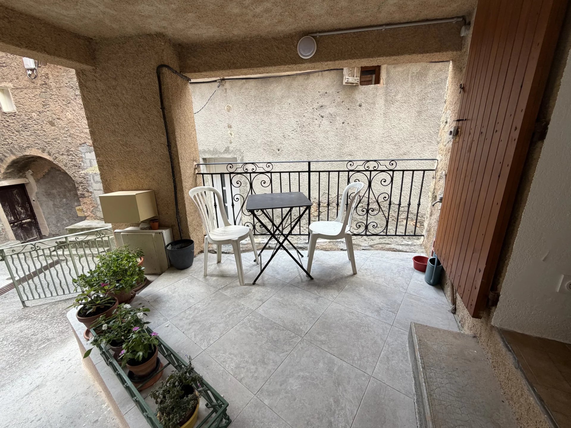 Maison de village divisée  en deux appartements, 2 pièces avec terrasse et 1 studio indépendant