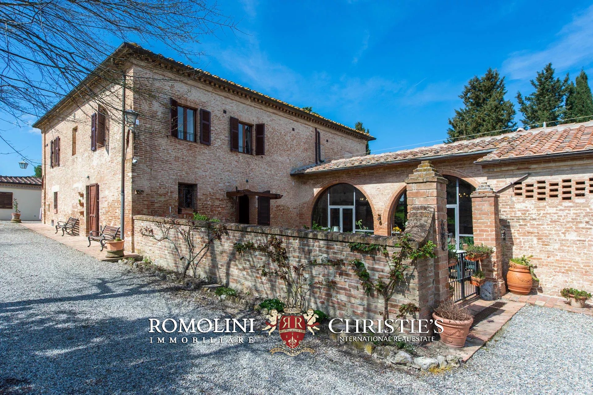 VILLA CON PISCINA E VIGNETO IN VENDITA A SIENA, TOSCANA
