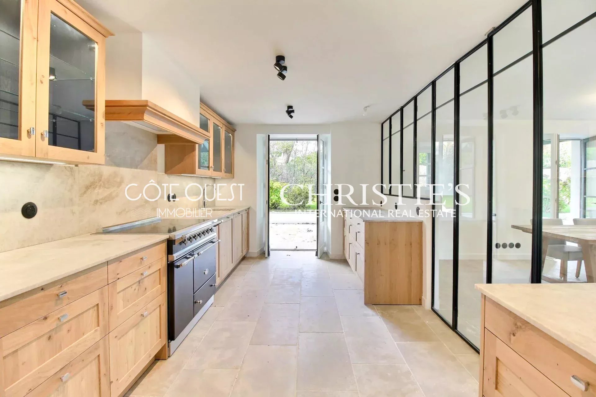 6 Bedroom Villa/Townhouse's Image 7