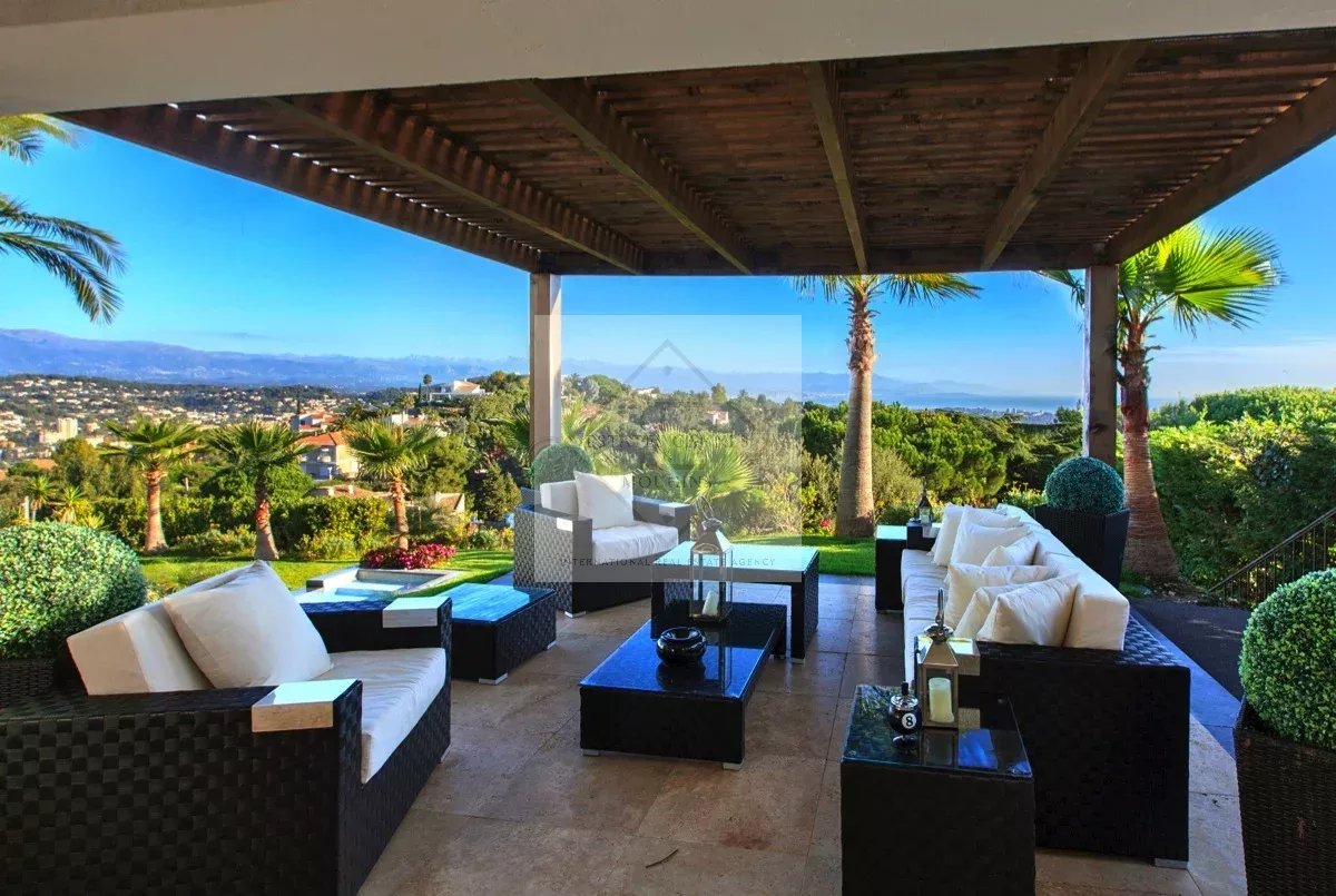 À Louer – Villa Contemporaine d’Exception à Super Cannes – 430 m² avec Vue Mer Panoramique