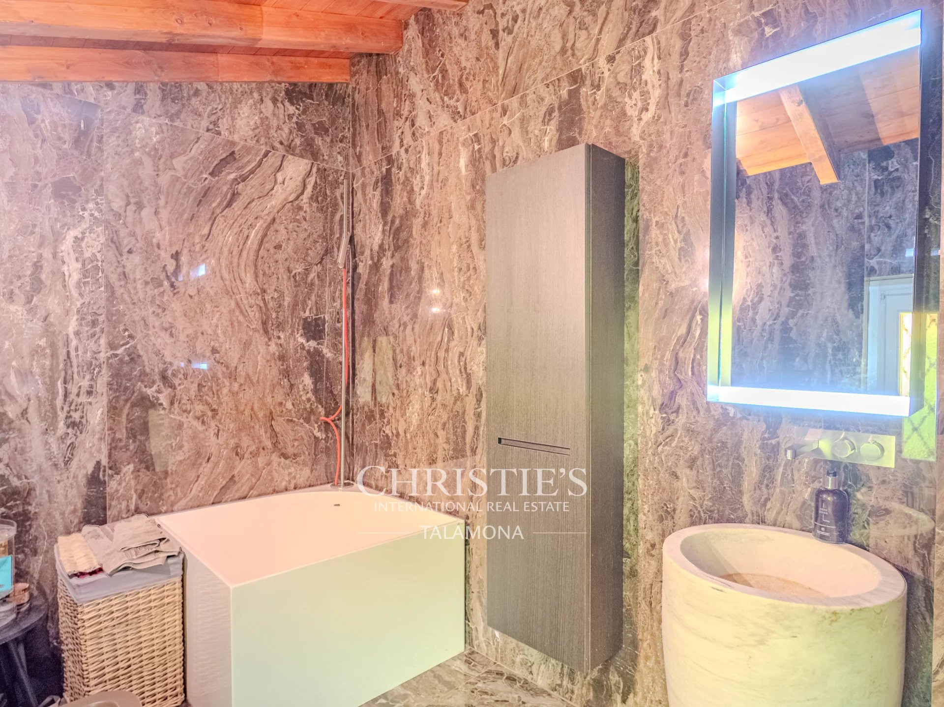 6 Bedroom Villa/Townhouse's Image 29