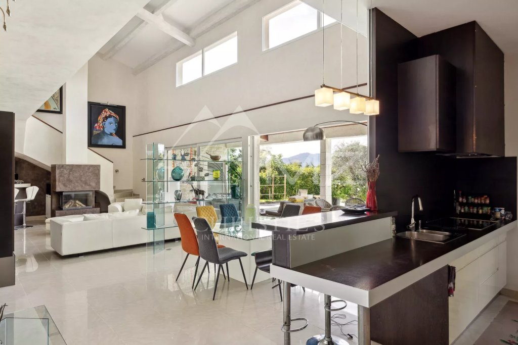 Villa for sale in Cannes — Cannes - Croix des Gardes - Closed Domain