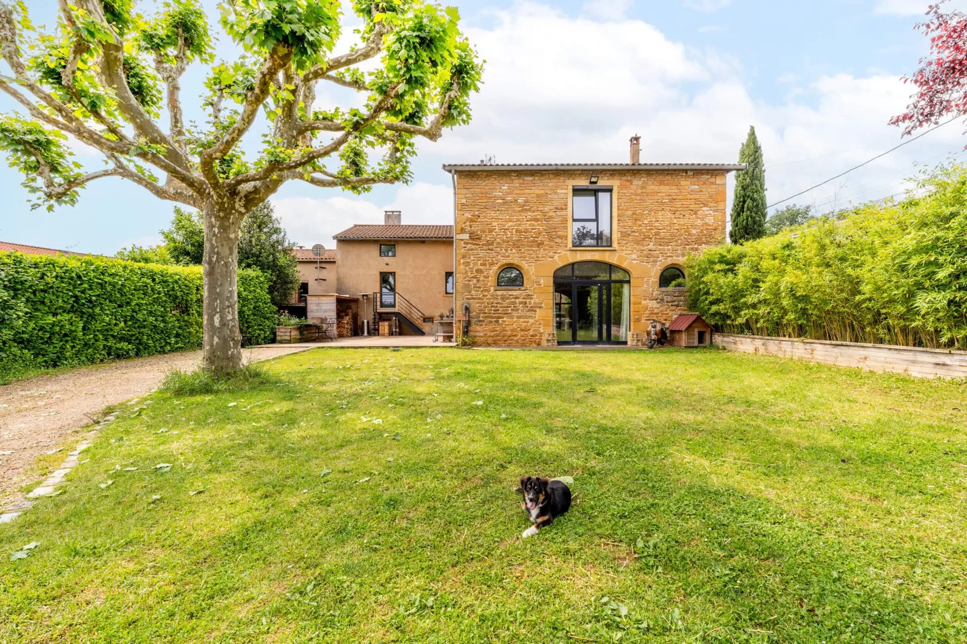 Maison d'environ 255 m² dans un hameau de Châtillon 69380