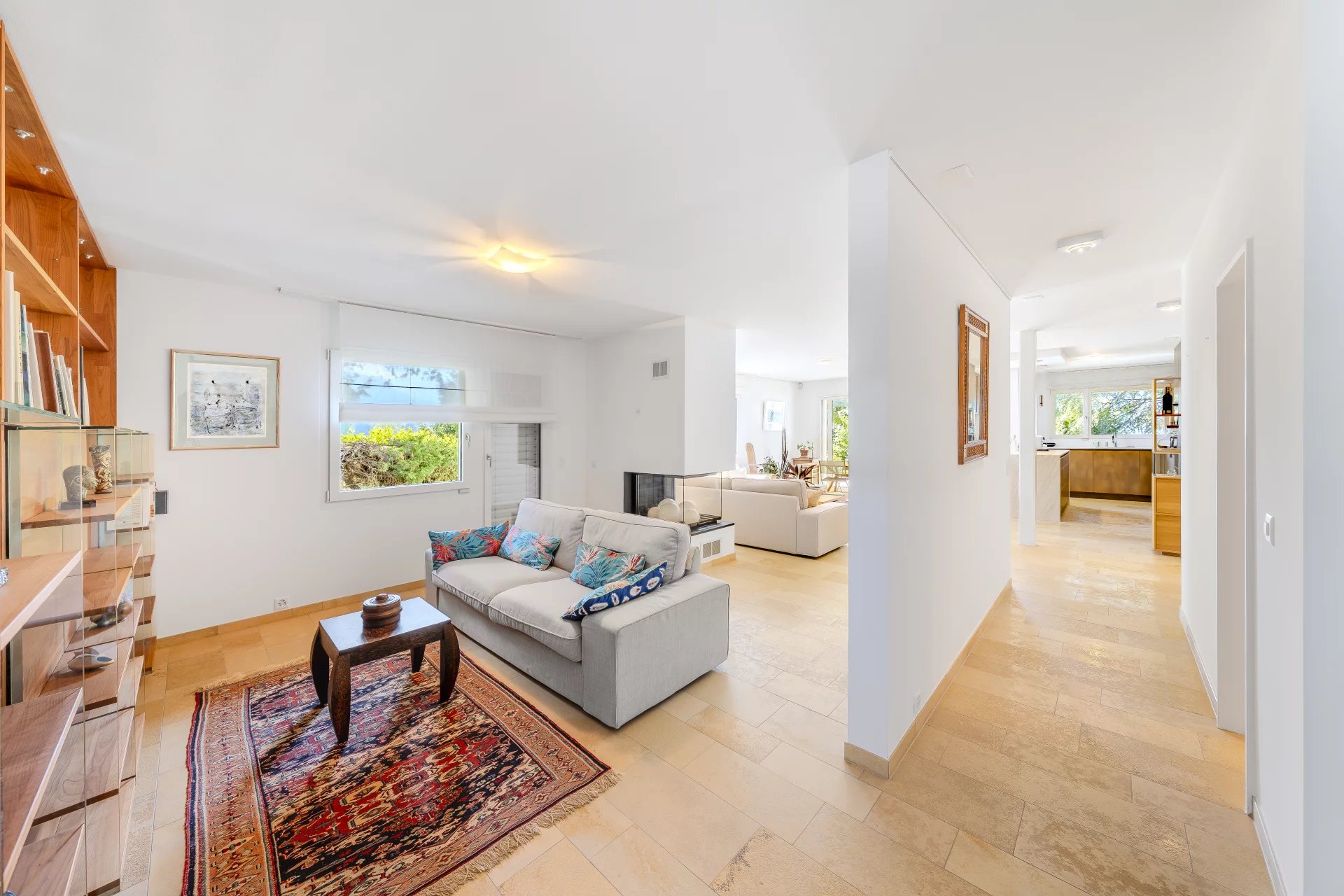 Exceptional 6.5-room lakeside duplex with boat rail