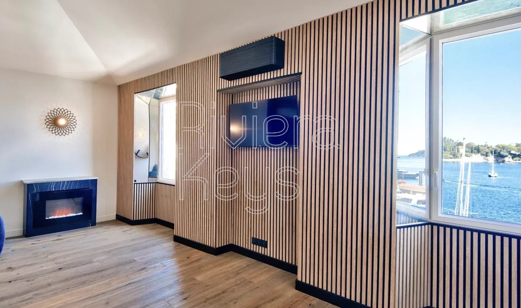 VILLEFRANCHE-SUR-MER - Vieille ville : Magnifique appartement 2 pièces de 63 m² face à la mer