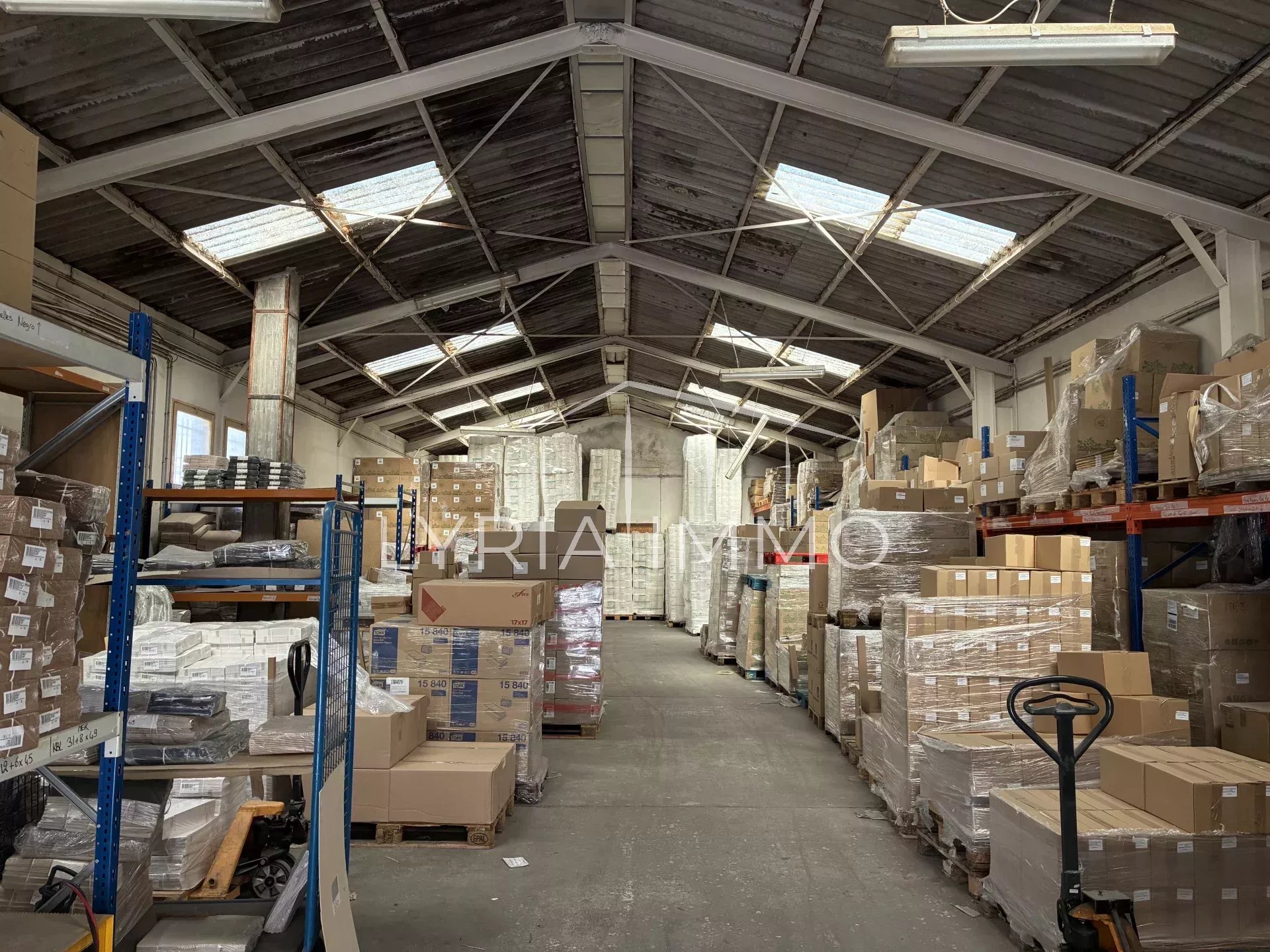 A LOUER - LOCAL COMMERCIAL / D'ACTIVITE