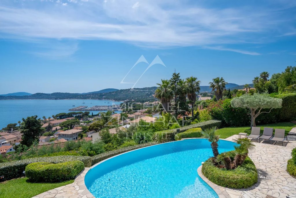 Villa for sale in Les Issambres — Commanding position, panoramic sea views, absolute tranquillity just a few steps from the town centre