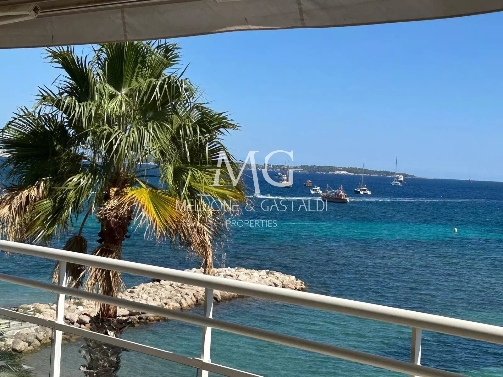 CANNES PALM BEACH – FRONT DE MER – 4 PIÈCES 118 m² – AVANT-DERNIER ÉTAGE – GRANDE TERRASSE