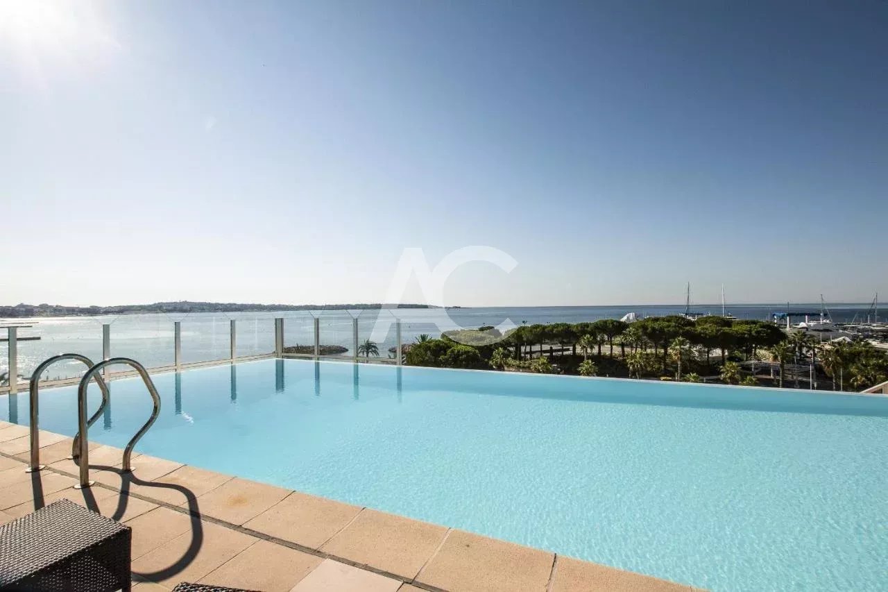 GOLFE-JUAN - FRONT DE MER AVEC 2 CHAMBRES