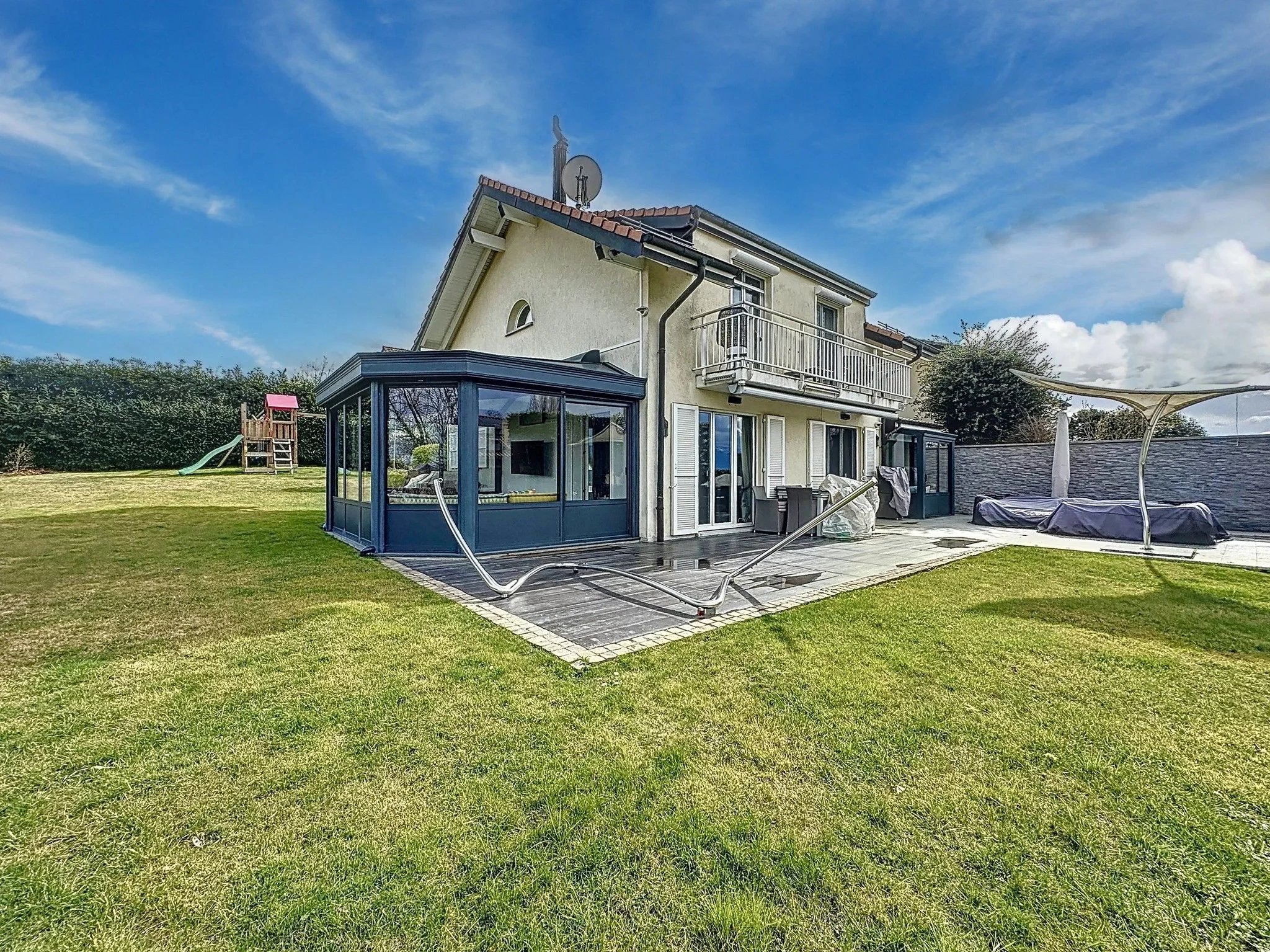Magnifique villa mitoyenne avec vue lac à louer meublée ou non meublée