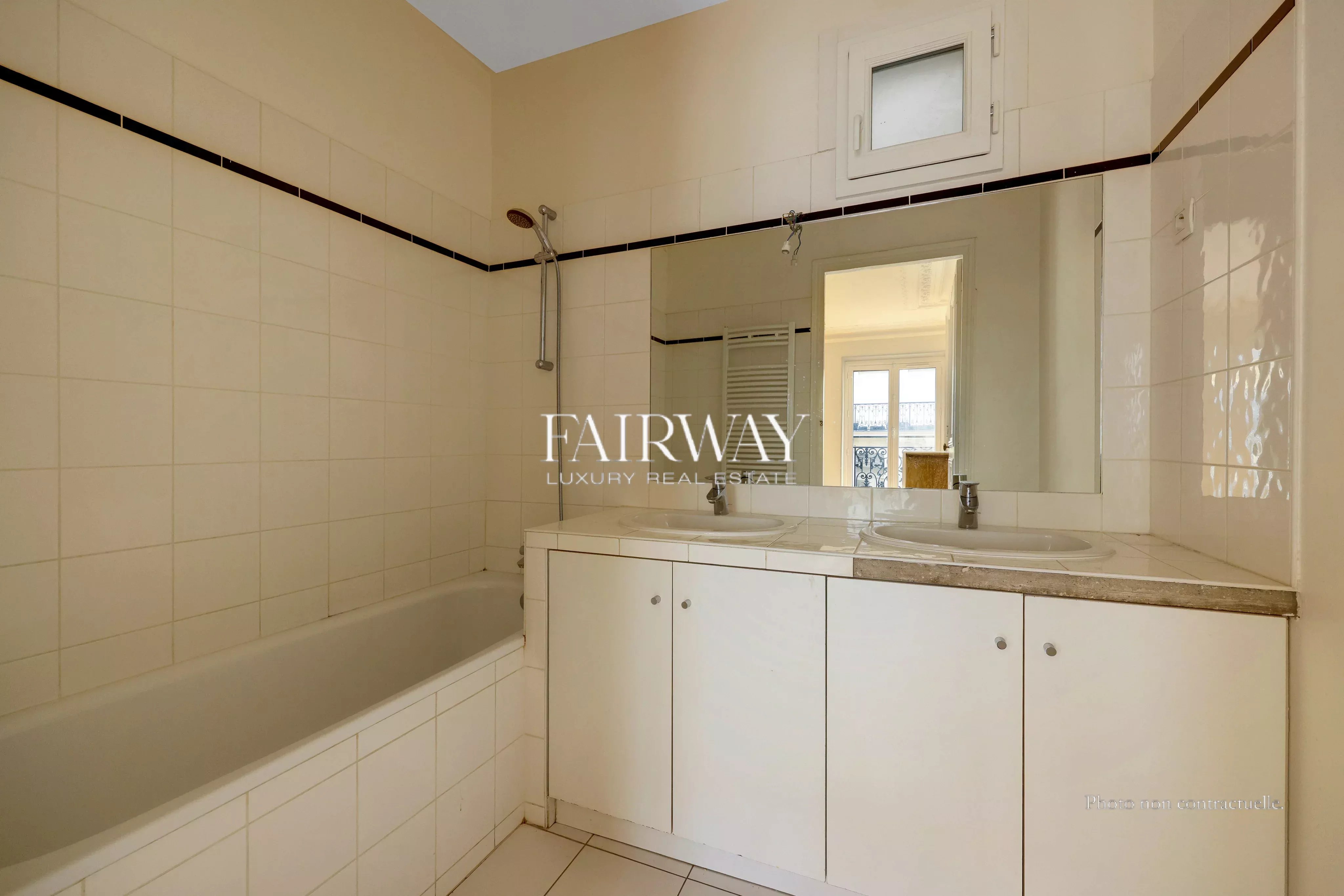 Appartement familial avec balcon - 4 chambres - 158m² - Paris 9e