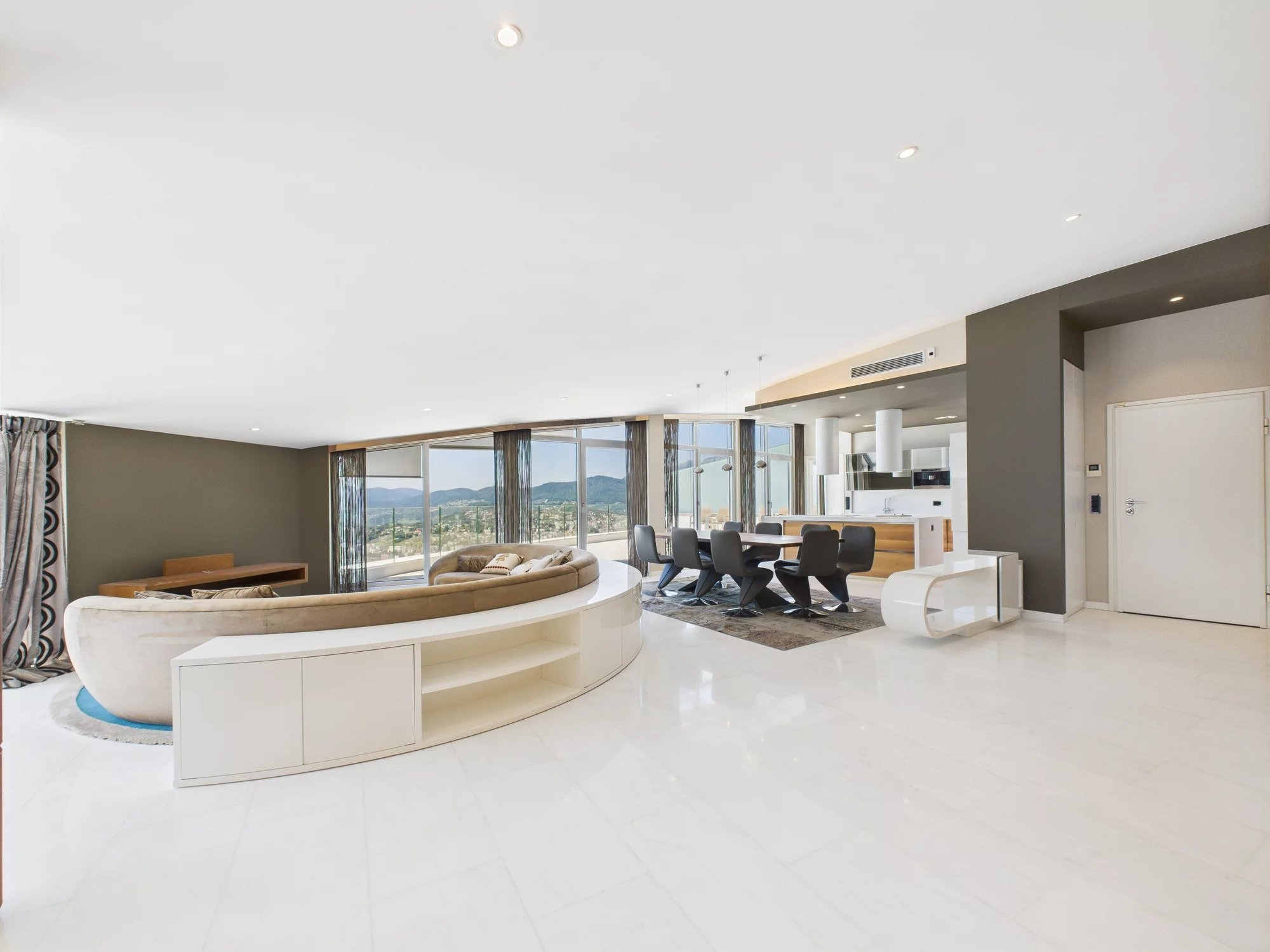 High-End Duplex Apartment with Spectacular Lake Views