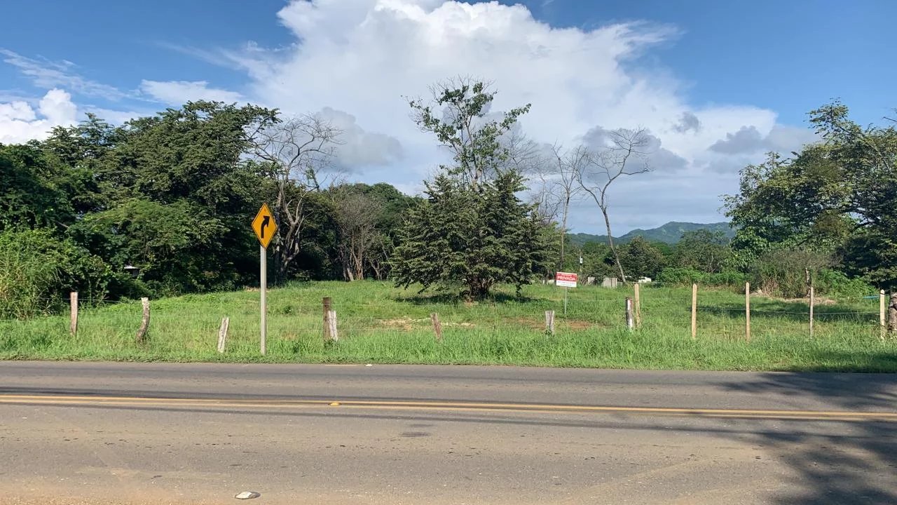 Land of almost 1600 m2 in front of a public street via Tamarindo.