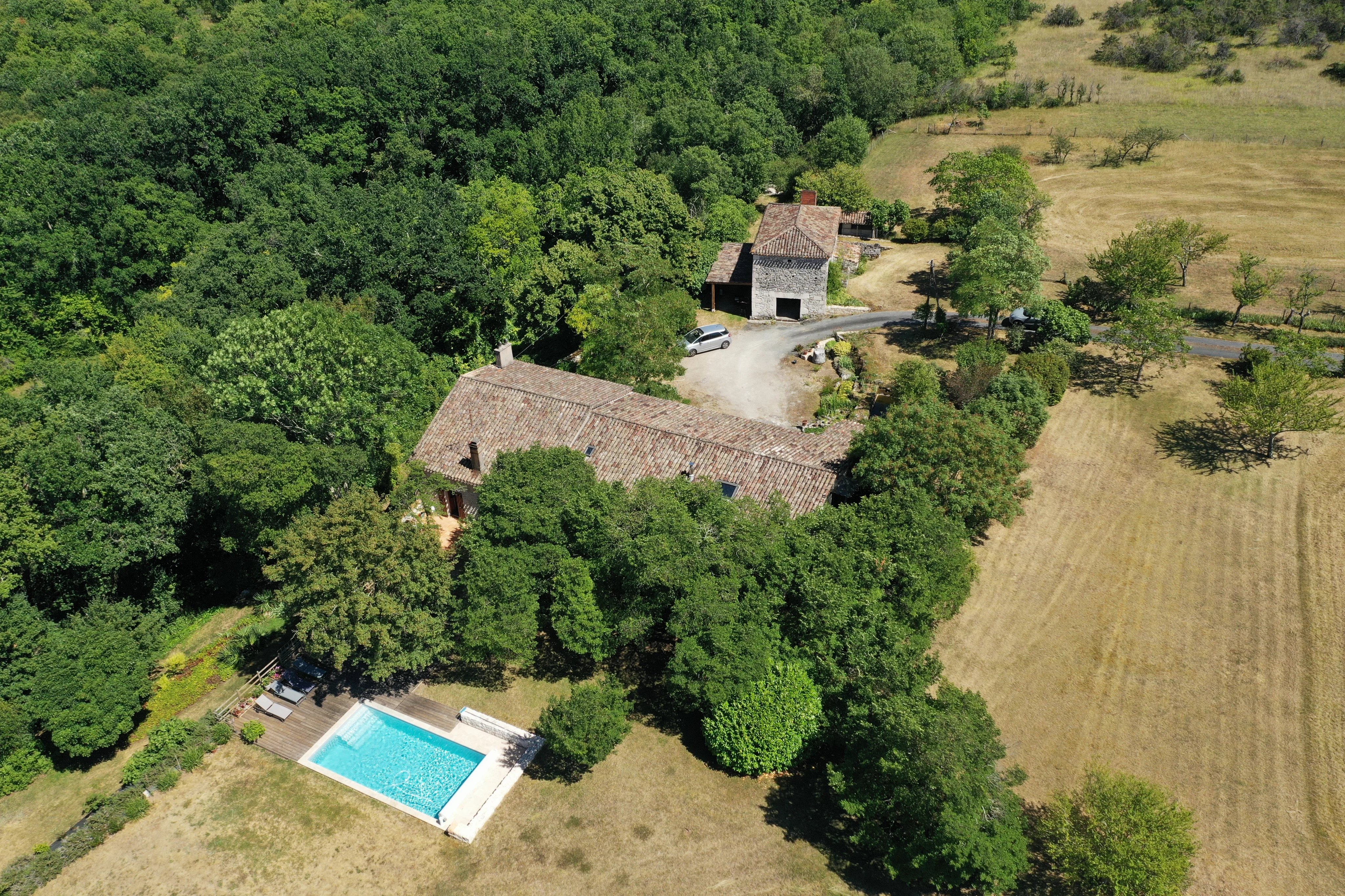 Detached stone house near Montaigu-de-Quercy