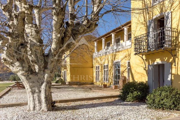 Character property nestled in a green setting — photo 1