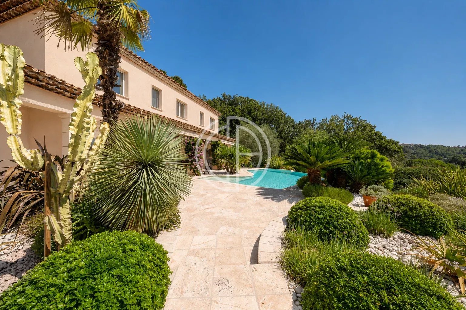 SUPERB VILLA - MOUGINS RESIDENTIAL