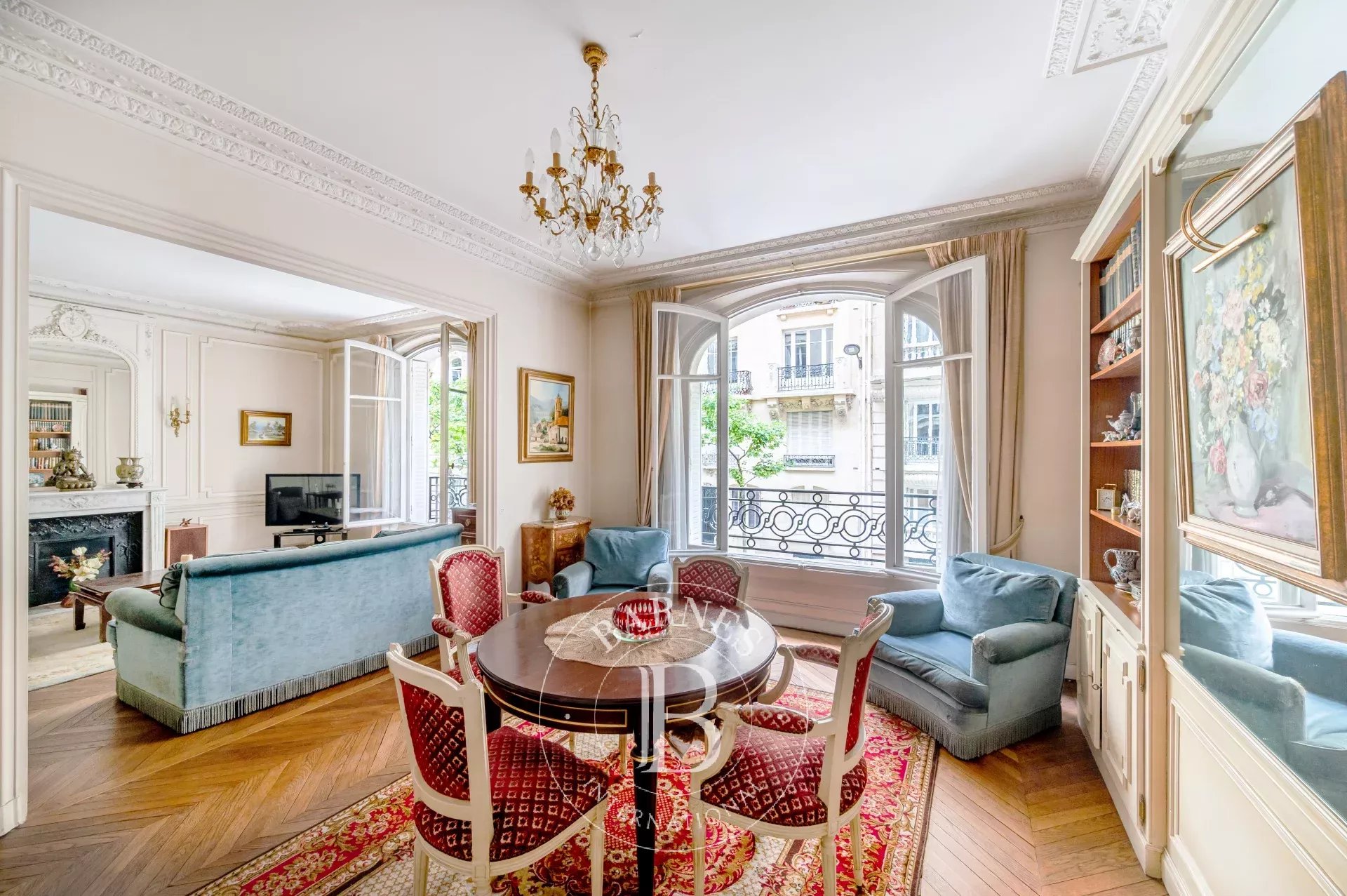 Exclusive listing - Neuilly - Berteaux Dumas - 116m² (1,248 sq ft) apartment - Period charm
