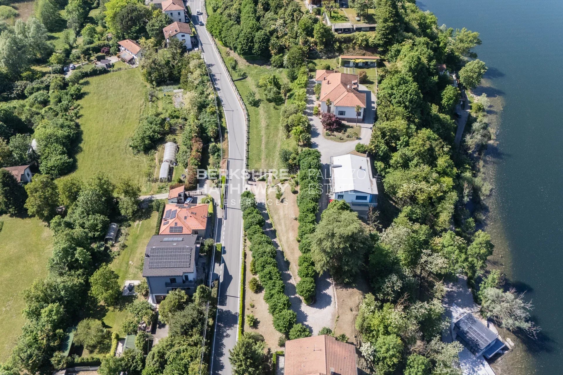 Villa bifamiliare con giardino a Biandronno, a pochi passi dal Lago di Varese