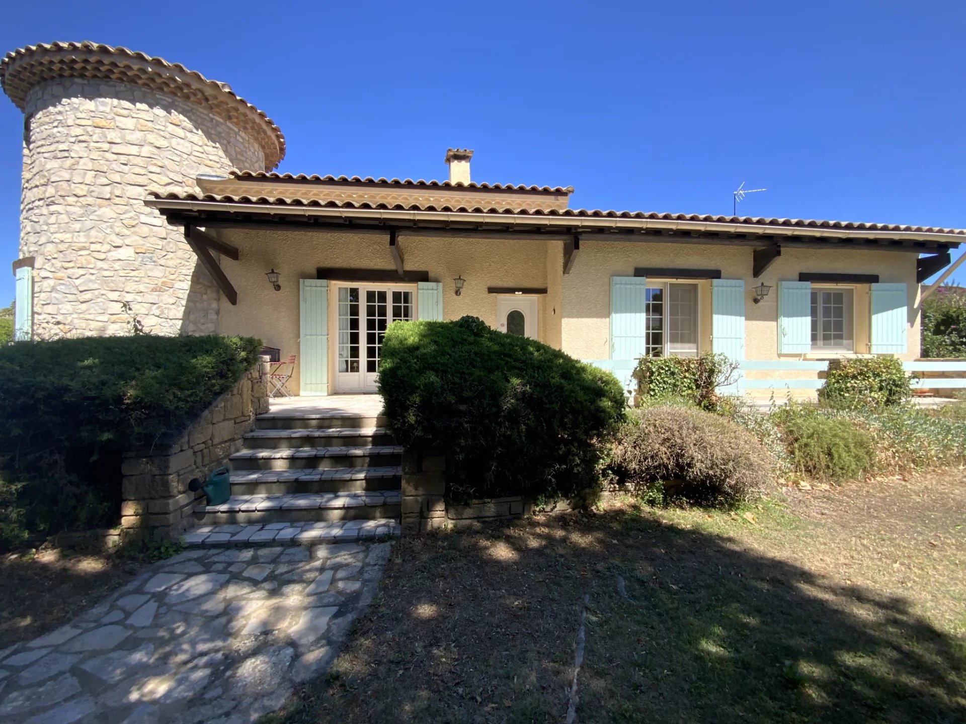 Villa cossue située à Uzès avec terrain de 1400 m2 avec pisc