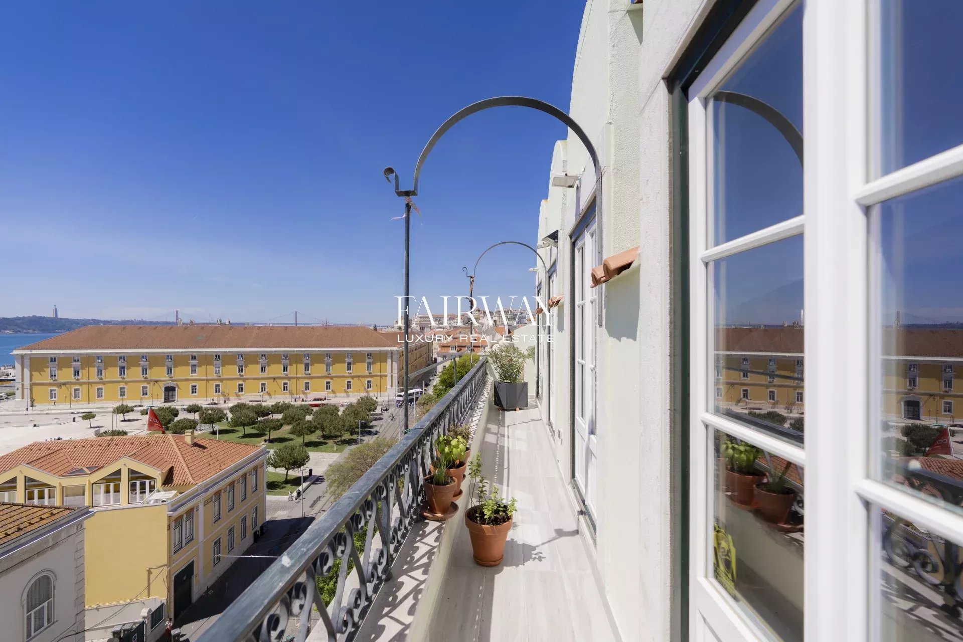 Luxury Penthouse of 175sqm with 2 bedrooms and river view in Lisbon Alfama