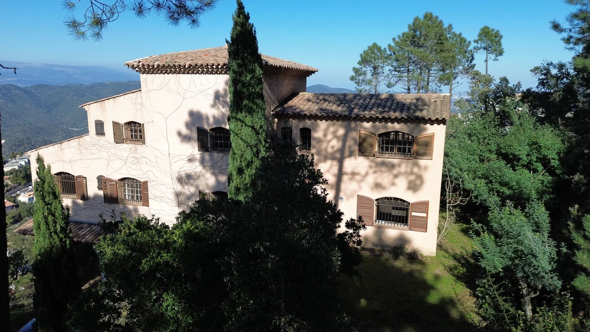 CO-EXCLUSIVITE! VUE PANORAMIQUE A 180° JUSQU'A LA MER