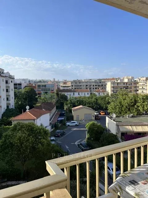 Juan les pins, 2 pièces, terrasse et parking, à louer au mois