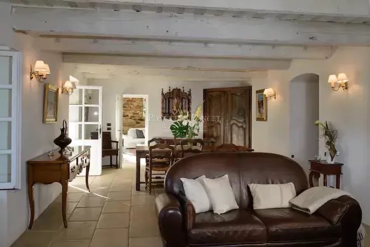 8 Bedroom Villa/Townhouse's Image 10