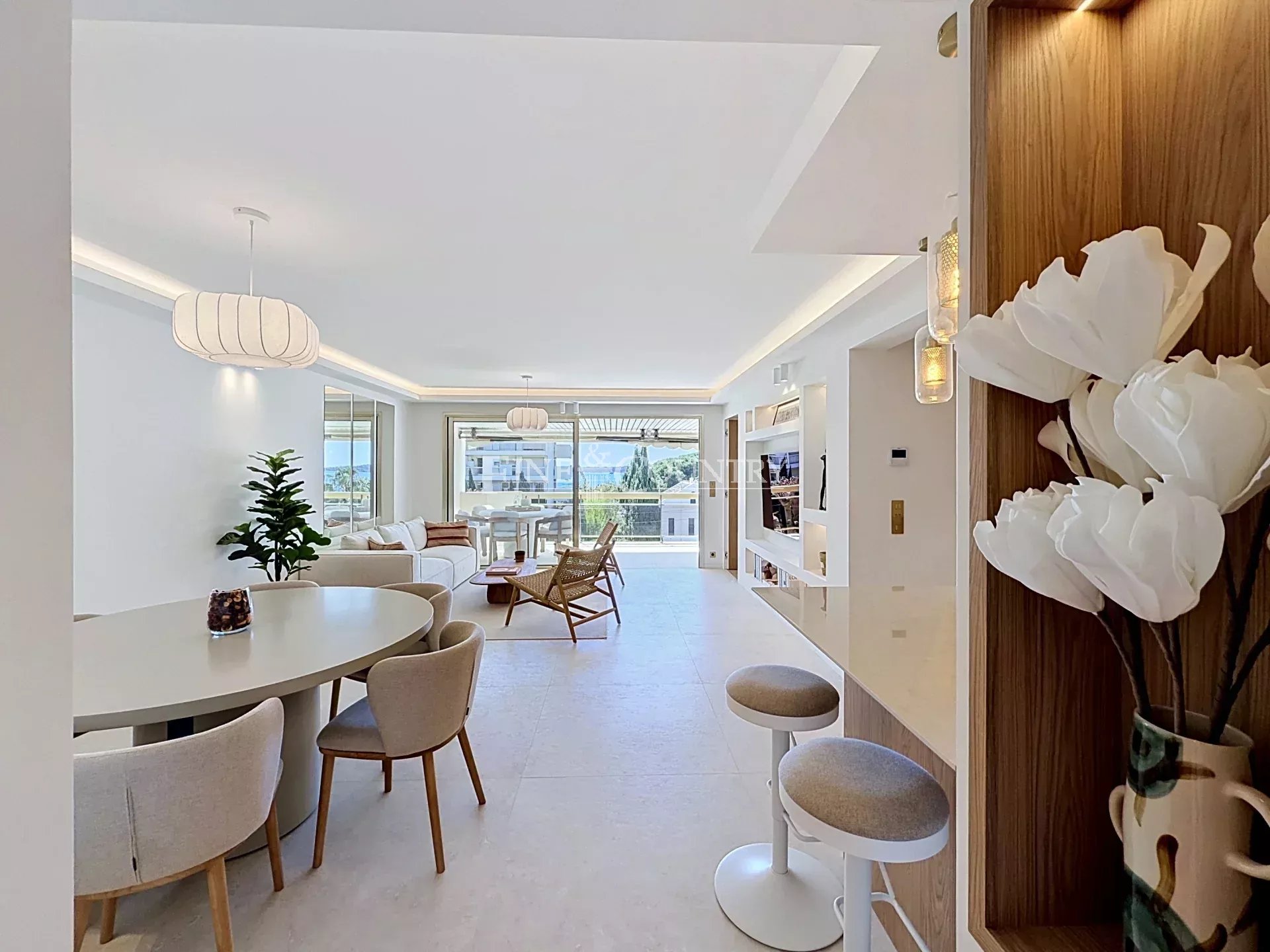 Photo of Apartment with Sea VIew and Pool For Sale in Palm Beach, Cannes