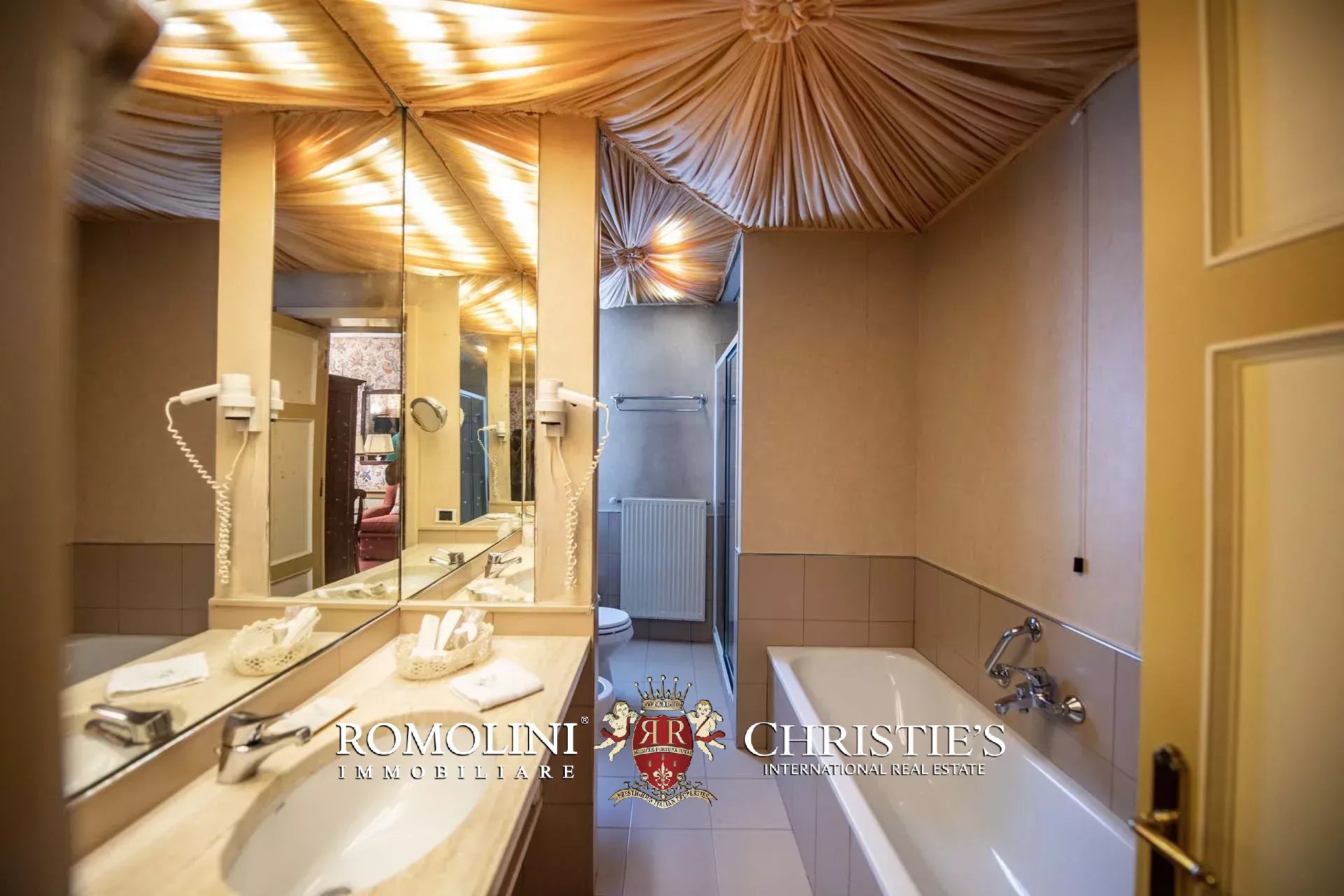 10 Bedroom Villa/Townhouse's Image 19