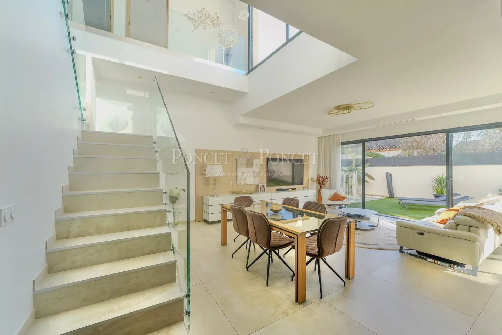 4 Bedroom Villa/Townhouse's Image 3