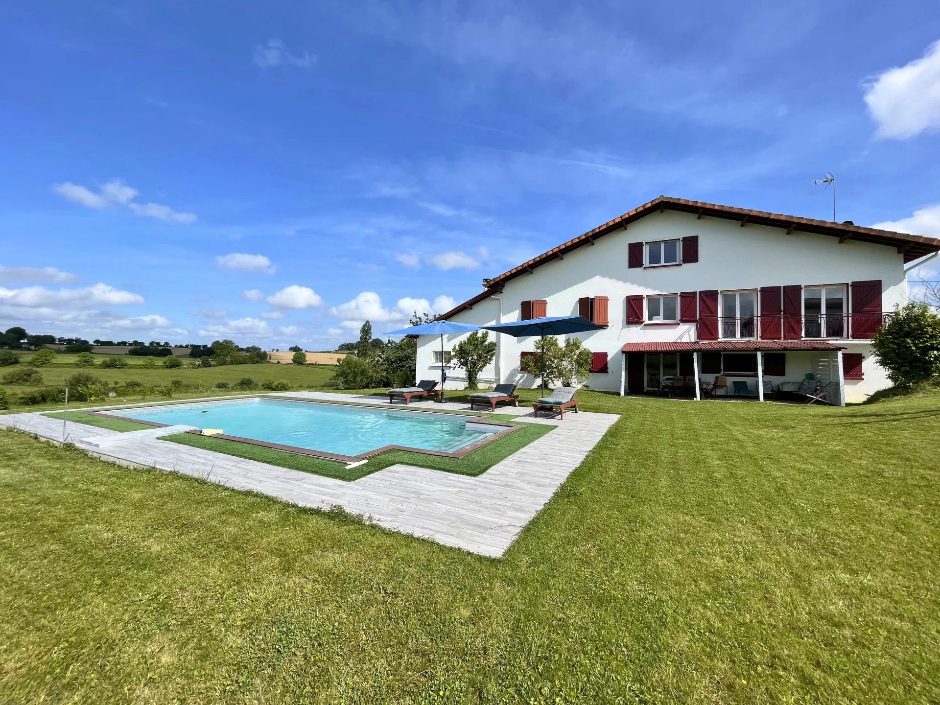 Propriété de rapport / Maison familiale – 311 m² – Piscine – 4 600 m² de terrain