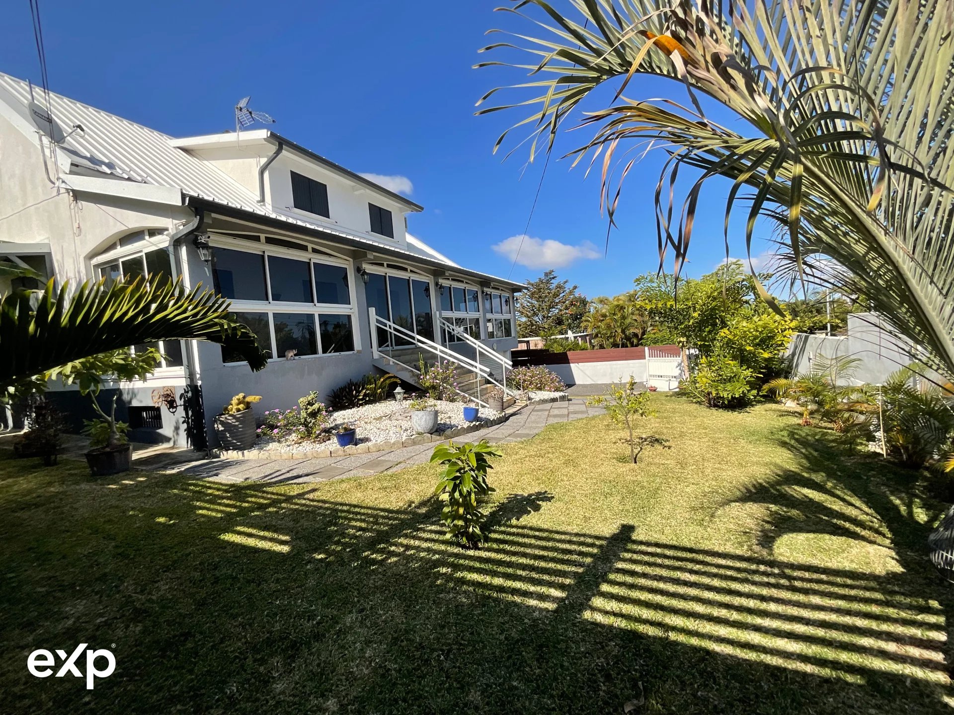 Maison familiale de 8 pièces avec piscine au centre ville du Tampon