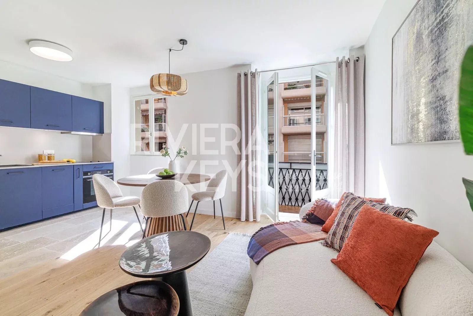 NICE - Coeur de ville : Appartement deux-pièces avec balcon entièrement rénové, à 5 min à pied de la Promenade des Anglais et de la mer