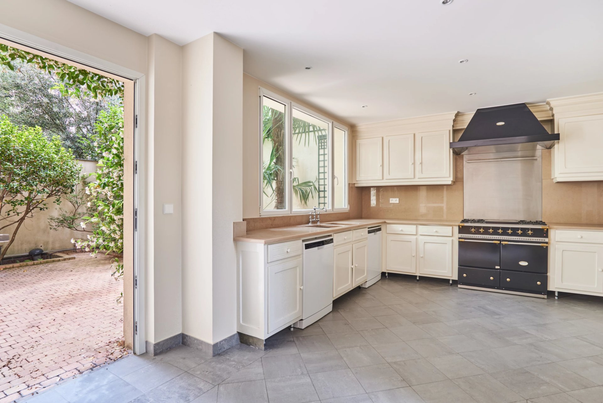8 Bedroom Villa/Townhouse's Image 9