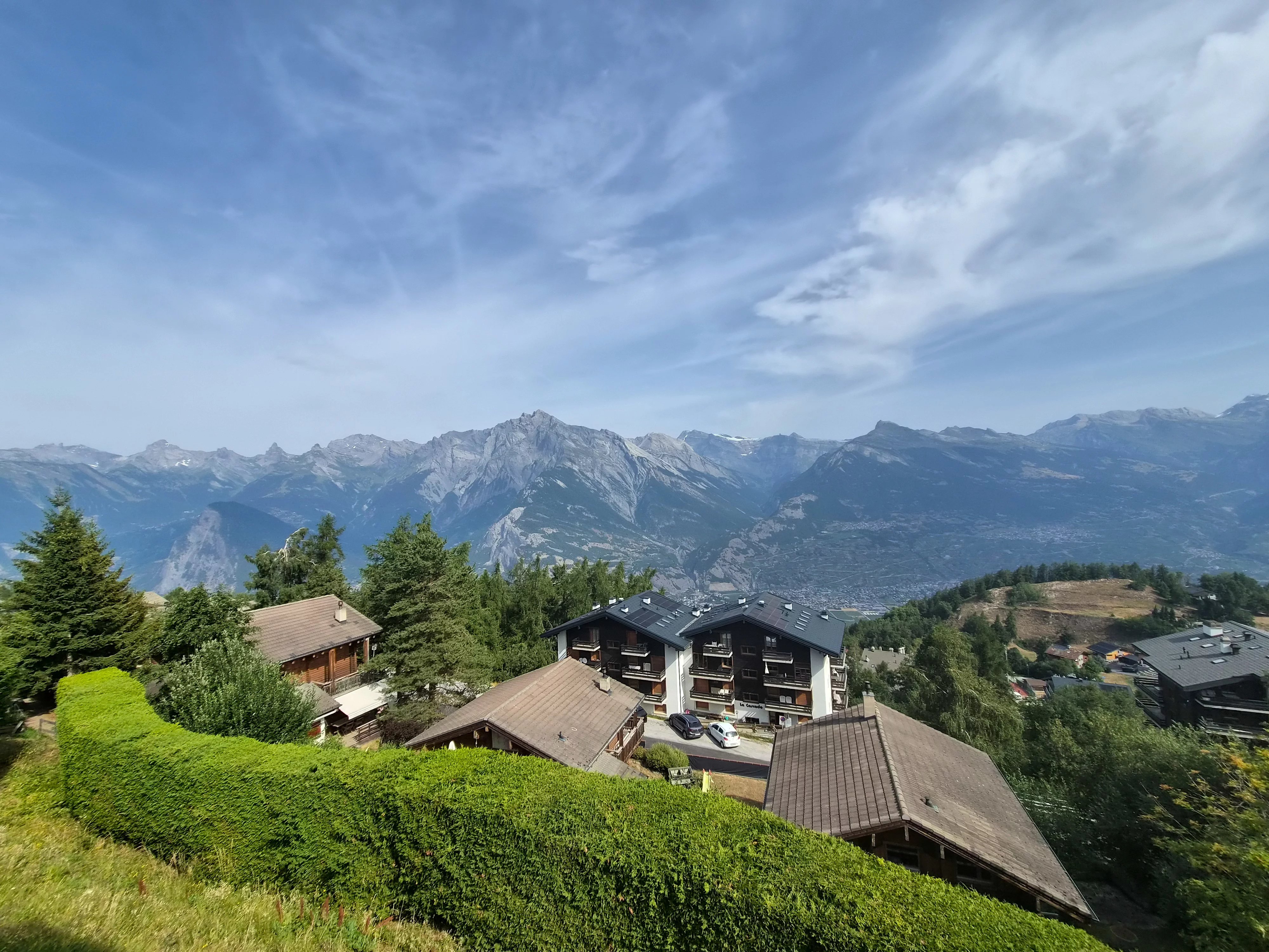 Chalet d'exception au bord du bisse et proche des pistes de skis, à Nendaz !